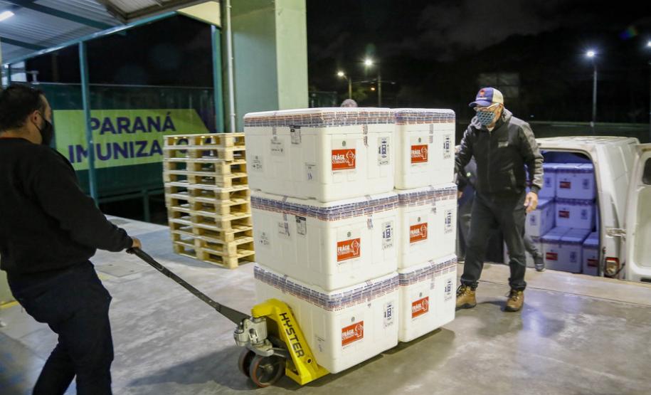 O Ministério da Saúde enviou na noite desta terça-feira (27) mais 298.250 vacinas contra a Covid-19 da AstraZeneca/Fiocruz ao Paraná. Este foi o terceiro envio do governo federal ao Estado em um único dia. Durante a tarde chegaram 233 mil vacinas, sendo 170 mil doses de CoronaVac/Butantan e 63 mil da AstraZeneca/Covax. - Curitiba, 27/07/2021