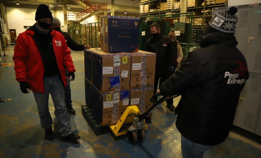 118.170 doses da Pfizer chegam ao Paraná, completando a remessa da semana.