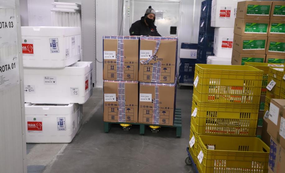 118.170 doses da Pfizer chegam ao Paraná, completando a remessa da semana.