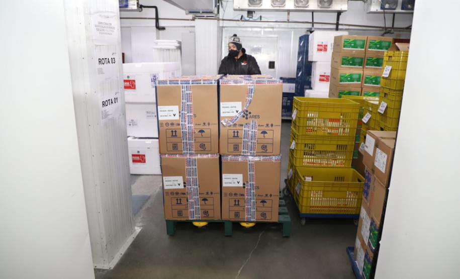 118.170 doses da Pfizer chegam ao Paraná, completando a remessa da semana.