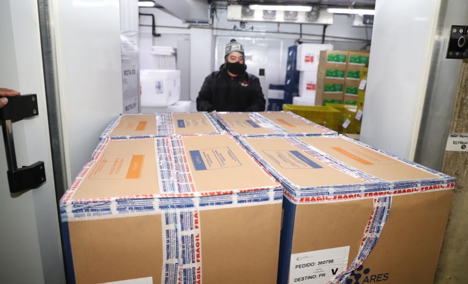 118.170 doses da Pfizer chegam ao Paraná, completando a remessa da semana.