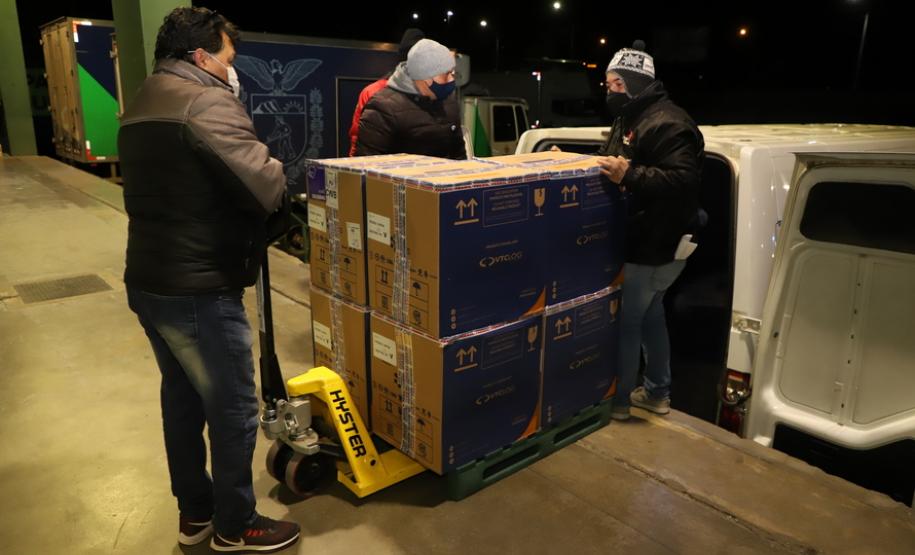 118.170 doses da Pfizer chegam ao Paraná, completando a remessa da semana.