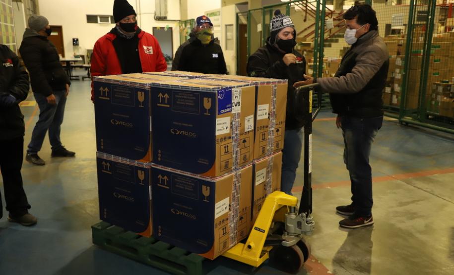 118.170 doses da Pfizer chegam ao Paraná, completando a remessa da semana.