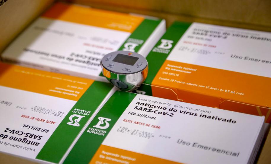 Mais 329.380 doses de vacinas contra a Covid-19 já estão no Paraná