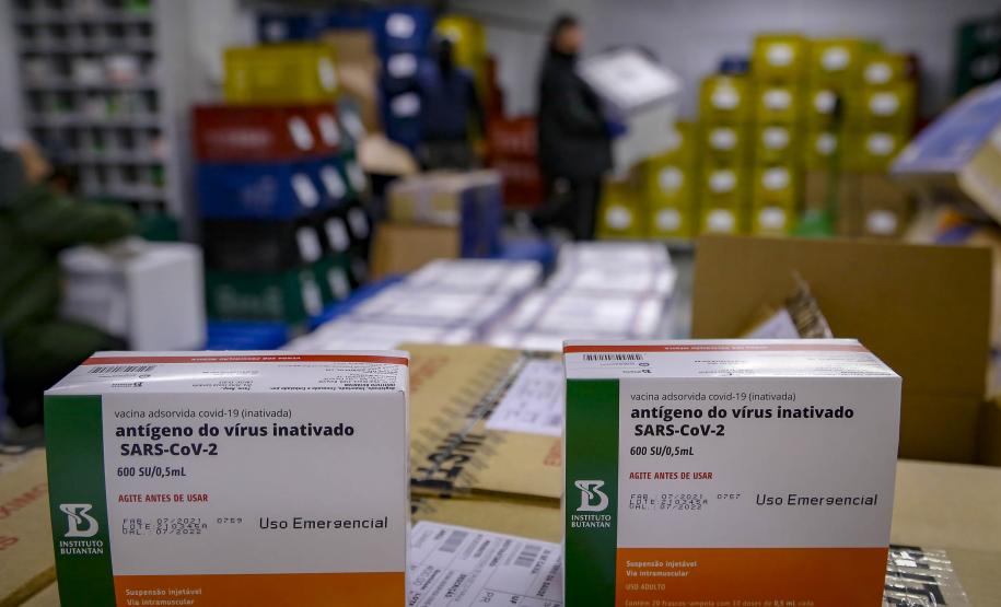 Mais 329.380 doses de vacinas contra a Covid-19 já estão no Paraná