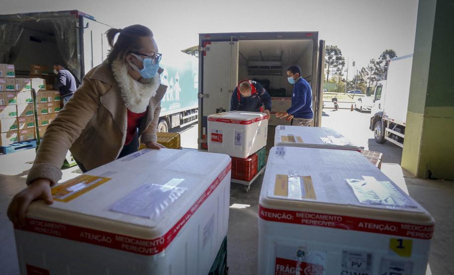 Saúde inicia distribuição de doses para aplicação no público geral; veja a distribuição por Regional