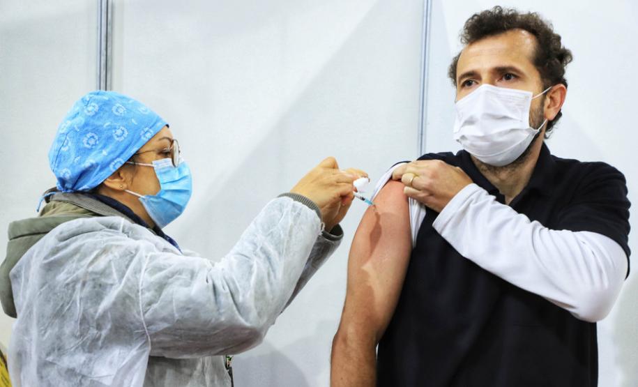 Paraná ultrapassa 8 milhões de doses aplicadas, terceiro estado que mais imunizou sua população