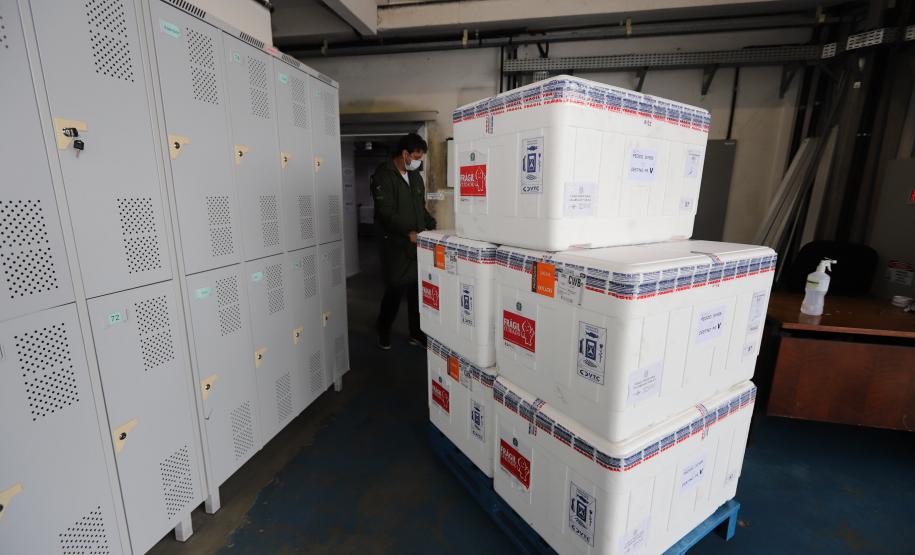 Paraná recebe 57,6 mil doses de CoronaVac