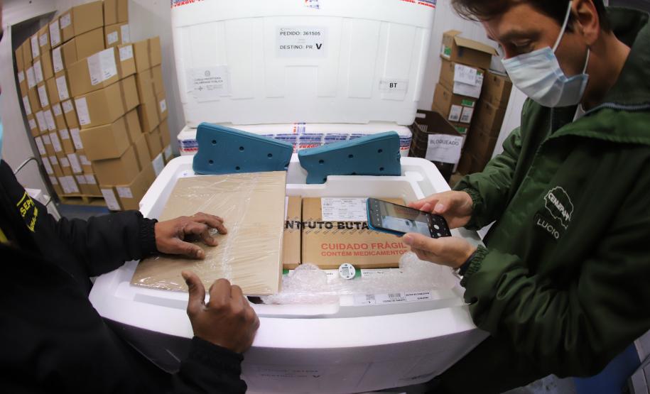 Paraná recebe 57,6 mil doses de CoronaVac