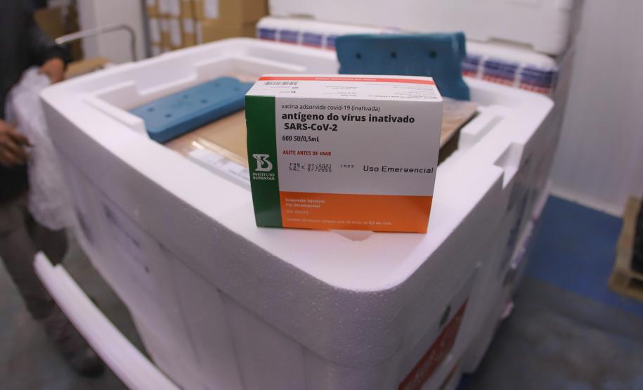 Paraná recebe 57,6 mil doses de CoronaVac