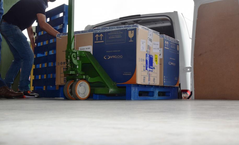 Paraná recebe novas doses e distribui mais 158,6 mil vacinas contra a Covid-19; confira o quantitativo por regional