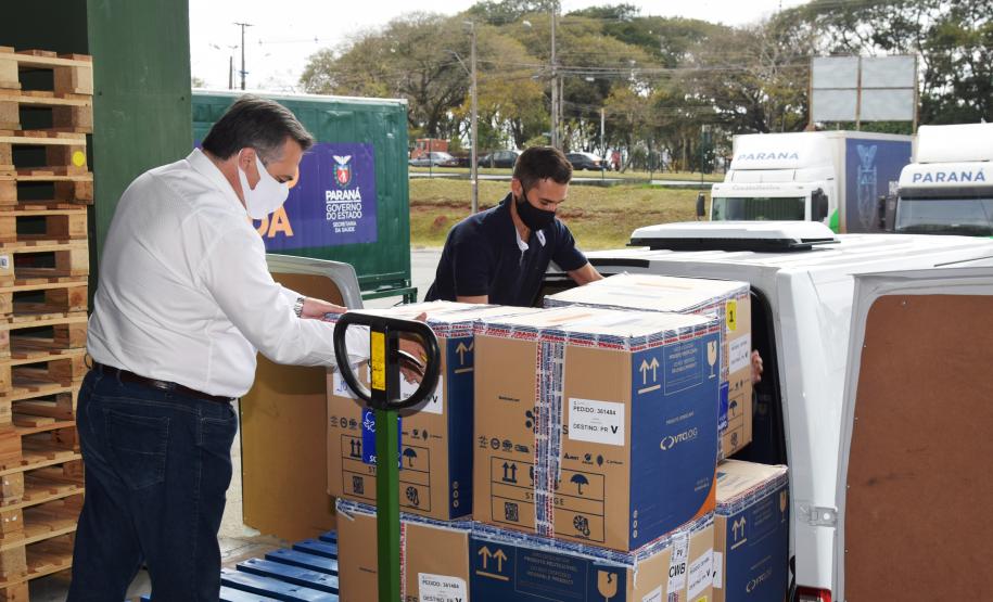 Paraná recebe novas doses e distribui mais 158,6 mil vacinas contra a Covid-19; confira o quantitativo por regional