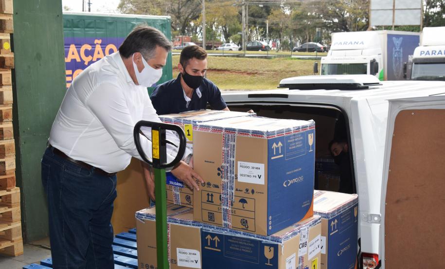 Paraná recebe novas doses e distribui mais 158,6 mil vacinas contra a Covid-19; confira o quantitativo por regional