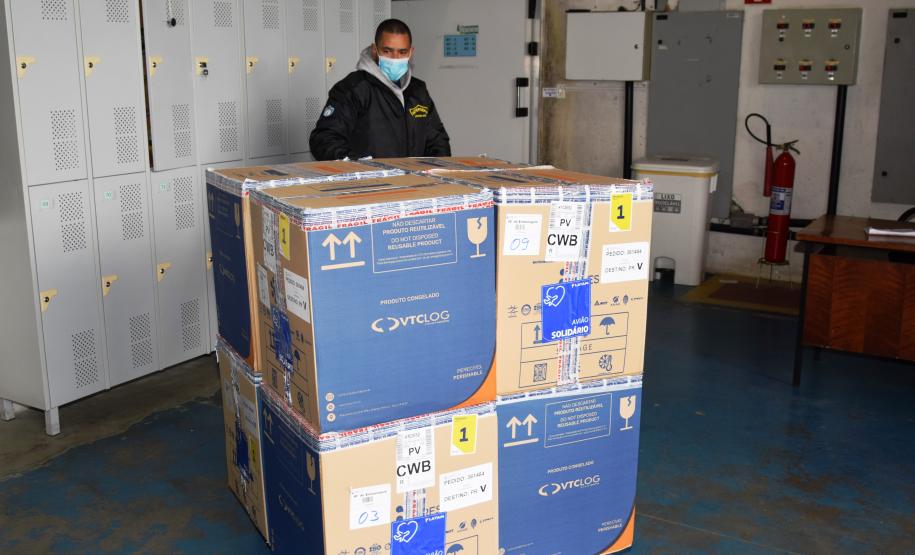 Paraná recebe novas doses e distribui mais 158,6 mil vacinas contra a Covid-19; confira o quantitativo por regional