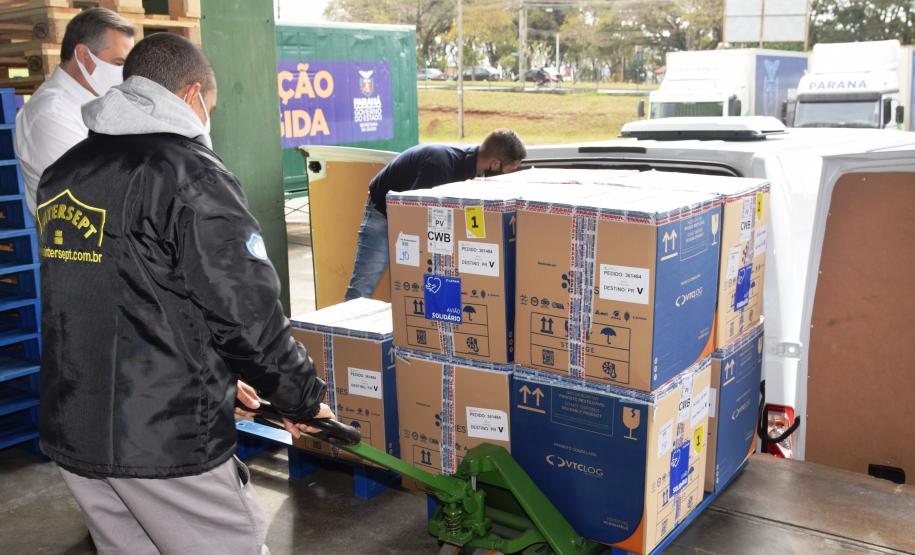 Paraná recebe novas doses e distribui mais 158,6 mil vacinas contra a Covid-19; confira o quantitativo por regional