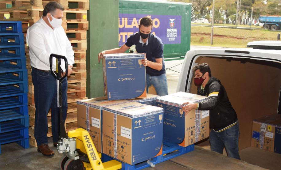 Paraná recebe novas doses e distribui mais 158,6 mil vacinas contra a Covid-19; confira o quantitativo por regional