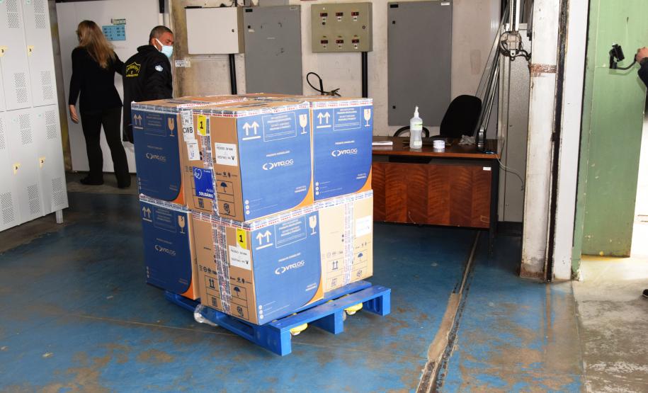 Paraná recebe novas doses e distribui mais 158,6 mil vacinas contra a Covid-19; confira o quantitativo por regional