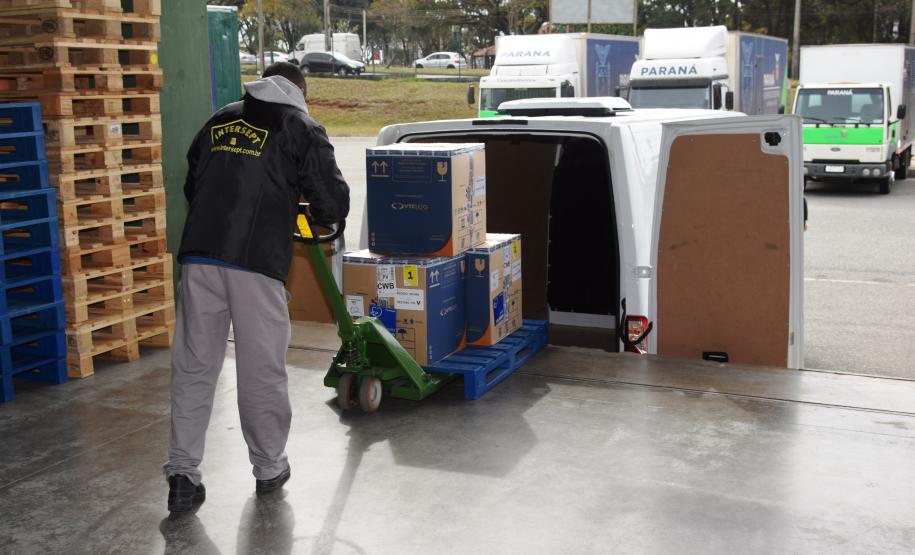 Paraná recebe novas doses e distribui mais 158,6 mil vacinas contra a Covid-19; confira o quantitativo por regional