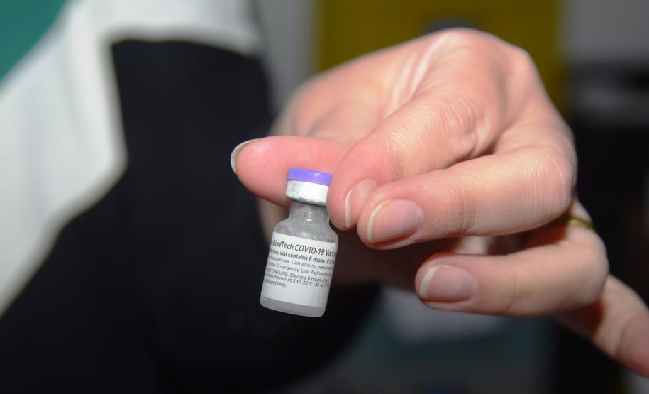 Paraná recebe novas doses e distribui mais 158,6 mil vacinas contra a Covid-19; confira o quantitativo por regional