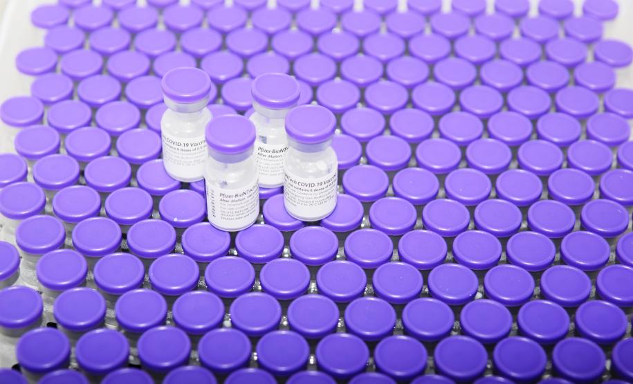 Paraná recebe novas doses e distribui mais 158,6 mil vacinas contra a Covid-19; confira o quantitativo por regional