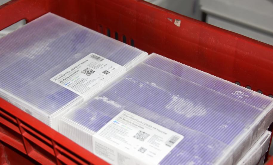 Paraná recebe novas doses e distribui mais 158,6 mil vacinas contra a Covid-19; confira o quantitativo por regional