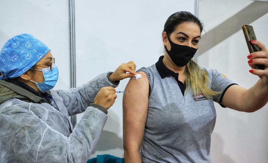 Com 8,5 milhões de doses aplicadas, Paraná chega a 73% dos adultos imunizados