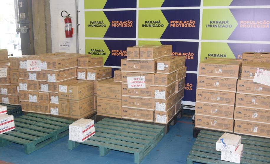 Saúde inicia distribuição de mais de 400 mil vacinas contra a Covid-19