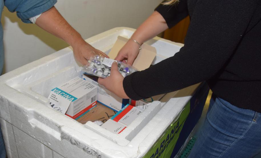 Saúde inicia distribuição de mais de 400 mil vacinas contra a Covid-19