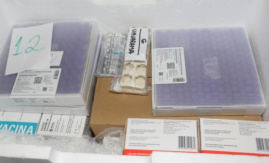 Saúde inicia distribuição de mais de 400 mil vacinas contra a Covid-19