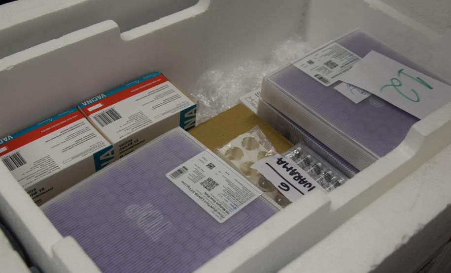 Saúde inicia distribuição de mais de 400 mil vacinas contra a Covid-19
