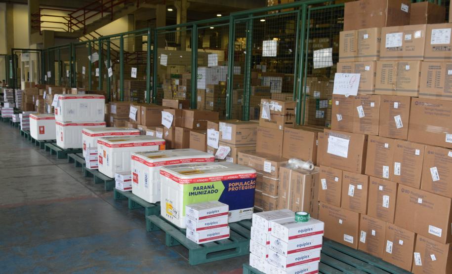 Saúde inicia distribuição de mais de 400 mil vacinas contra a Covid-19