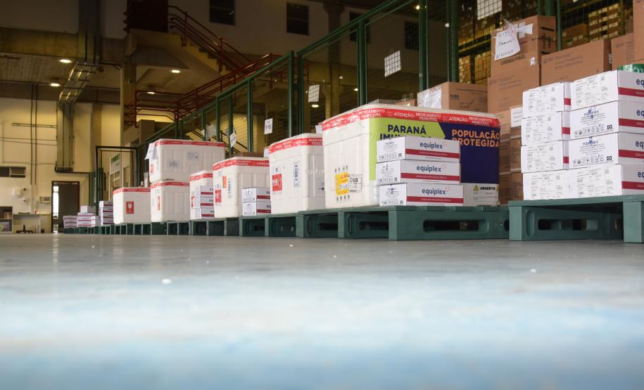 Saúde inicia distribuição de mais de 400 mil vacinas contra a Covid-19