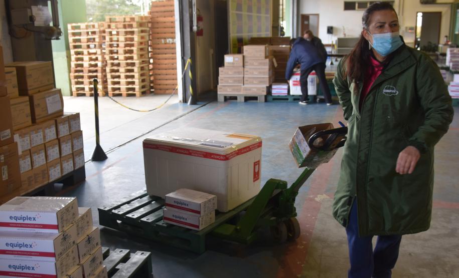 Saúde inicia distribuição de mais de 400 mil vacinas contra a Covid-19