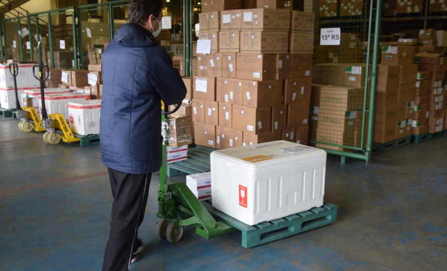 Saúde inicia distribuição de mais de 400 mil vacinas contra a Covid-19