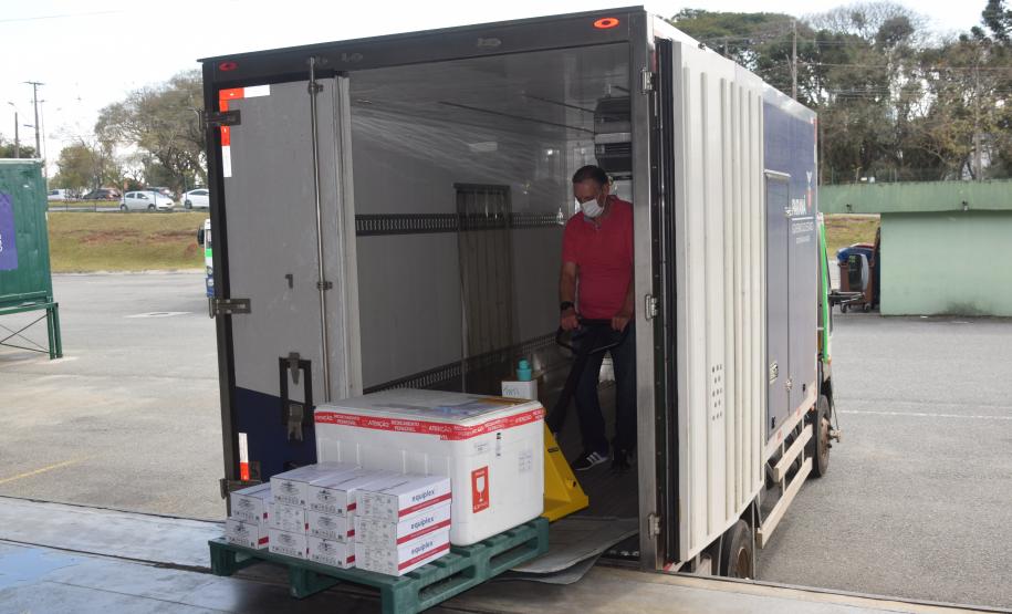 Saúde inicia distribuição de mais de 400 mil vacinas contra a Covid-19