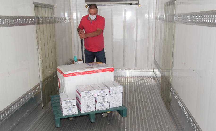 Saúde inicia distribuição de mais de 400 mil vacinas contra a Covid-19