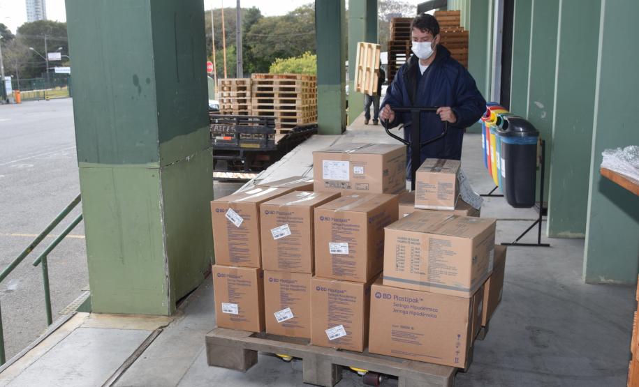 Saúde inicia distribuição de mais de 400 mil vacinas contra a Covid-19