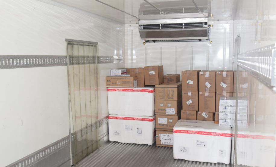 Saúde inicia distribuição de mais de 400 mil vacinas contra a Covid-19