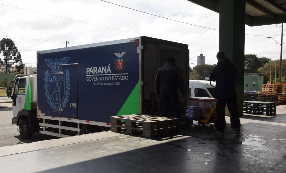 Saúde inicia distribuição de mais de 400 mil vacinas contra a Covid-19