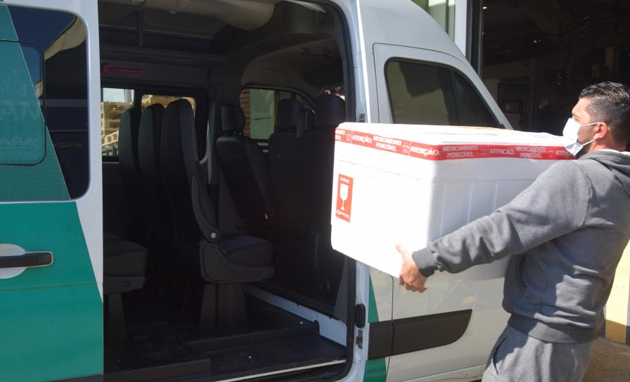 Saúde inicia distribuição de mais de 400 mil vacinas contra a Covid-19