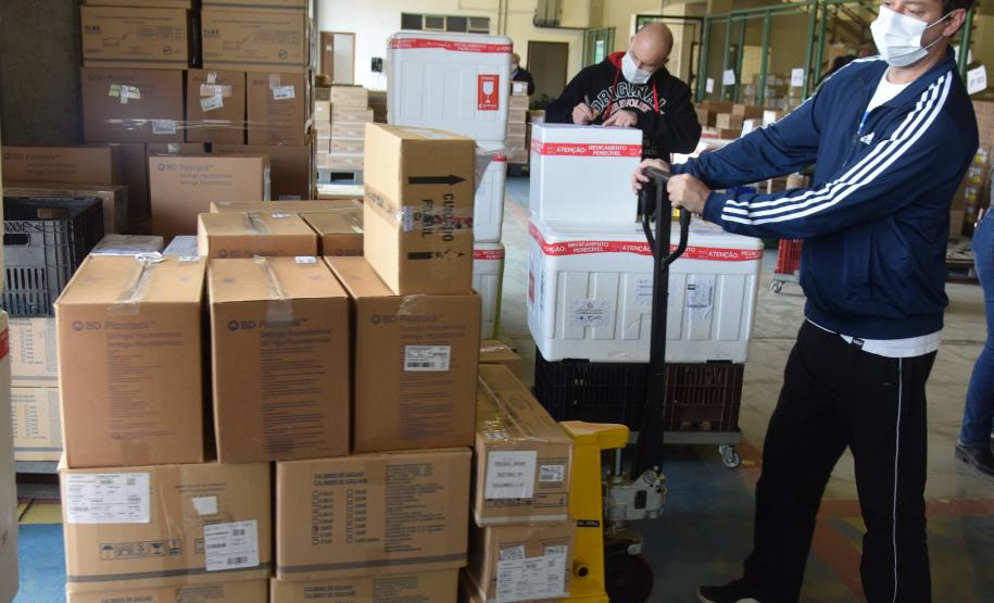 Saúde inicia distribuição de mais de 400 mil vacinas contra a Covid-19