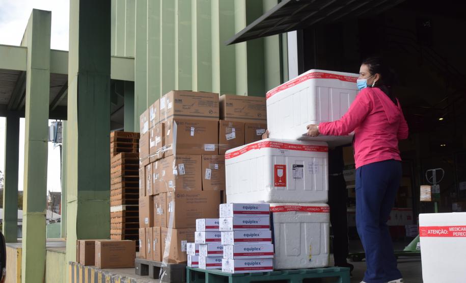 Saúde inicia distribuição de mais de 400 mil vacinas contra a Covid-19