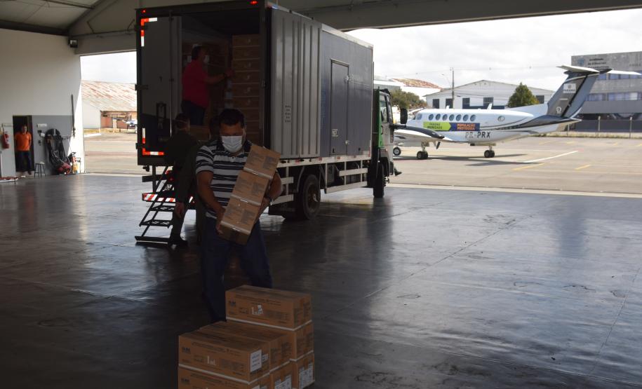 Saúde inicia distribuição de mais de 400 mil vacinas contra a Covid-19