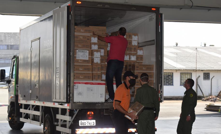 Saúde inicia distribuição de mais de 400 mil vacinas contra a Covid-19