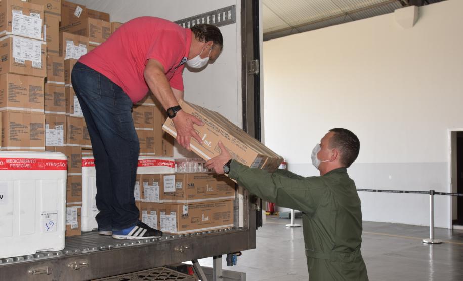 Saúde inicia distribuição de mais de 400 mil vacinas contra a Covid-19