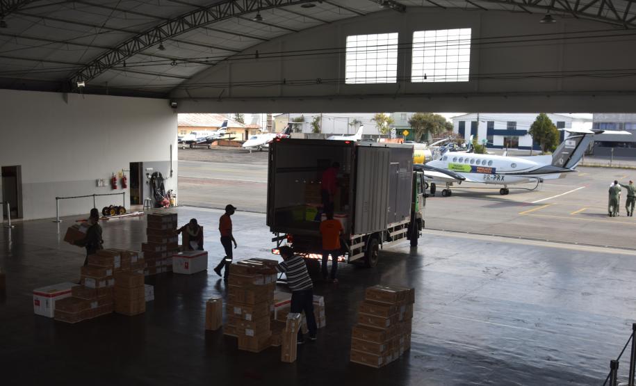 Saúde inicia distribuição de mais de 400 mil vacinas contra a Covid-19