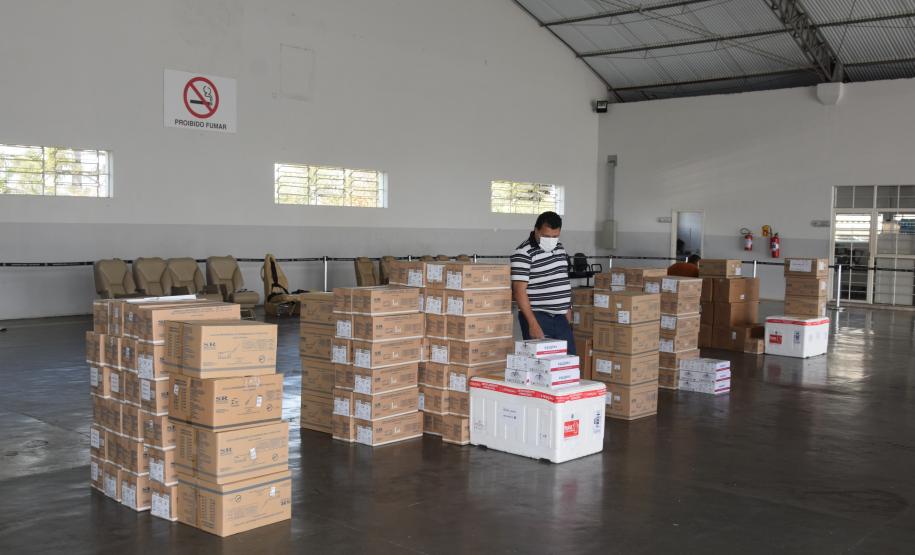 Saúde inicia distribuição de mais de 400 mil vacinas contra a Covid-19