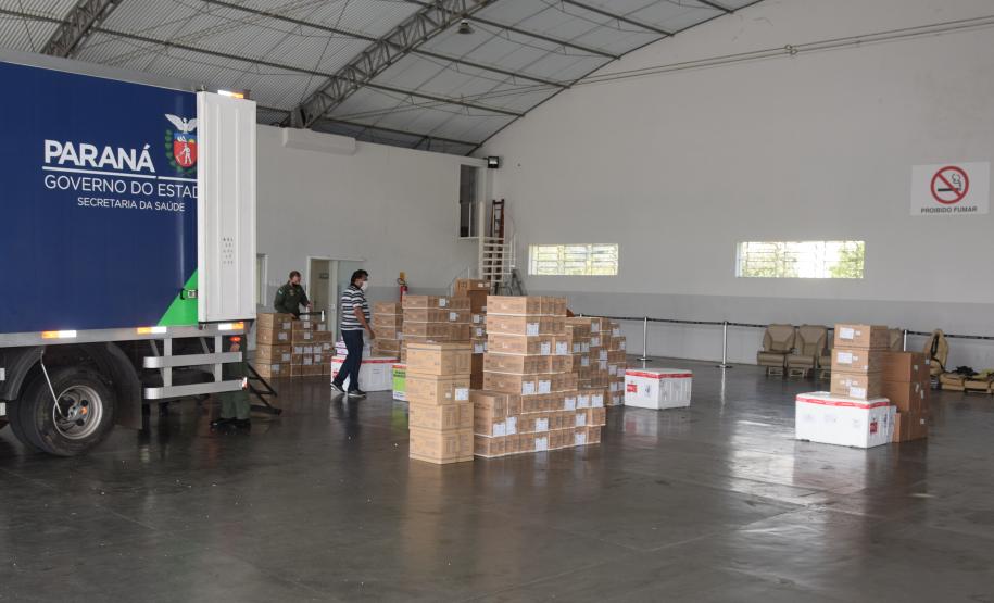 Saúde inicia distribuição de mais de 400 mil vacinas contra a Covid-19