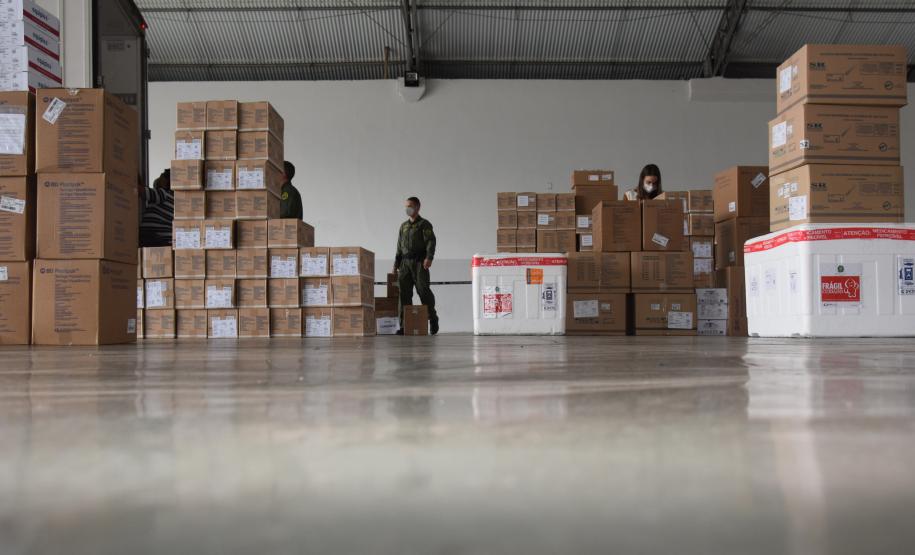 Saúde inicia distribuição de mais de 400 mil vacinas contra a Covid-19