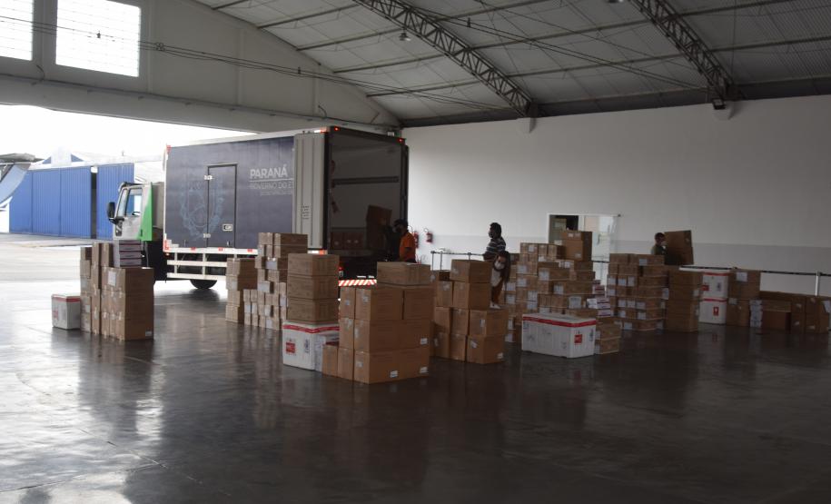 Saúde inicia distribuição de mais de 400 mil vacinas contra a Covid-19